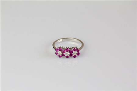 Anello in oro bianco 18kt, gr 3.60, con diamanti cts 0.18. Rubini tondi cts...