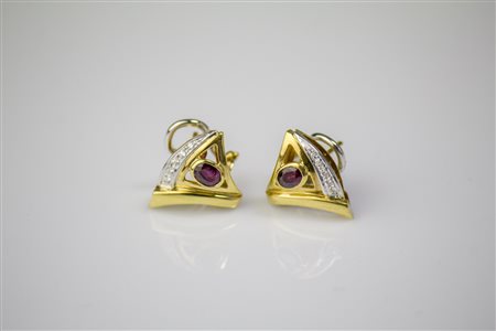 Orecchini in oro giallo 18kt, gr 8.30, con rubini cts 0.84 e diamanti cts...