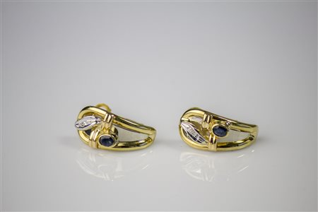 Orecchini in oro giallo 18kt, gr 9, con zaffiri e brillanti. . . . [Nessun...