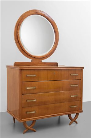 UNA CASSETTIERA, anni '30. Legno di noce, legno impiallacciato in noce,...