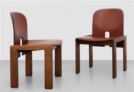 AFRA E TOBIA SCARPA Due sedie "121" per CASSINA, 1965. Legno di noce,...