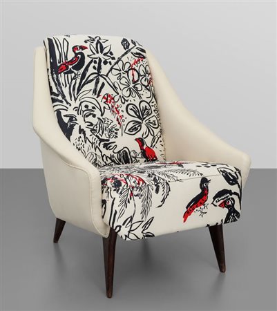 UNA POLTRONA, anni '50. Struttura e gambe in legno, imbottiture rivestite in...