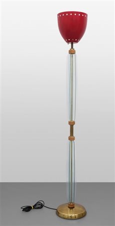 UNA LAMPADA DA TERRA, anni '50. Ottone, cristallo sagomato molato, legno...