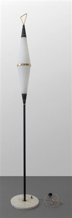 UNA LAMPADA DA TERRA, anni '50. Marmo, tubo di ferro verniciato, ottone,...