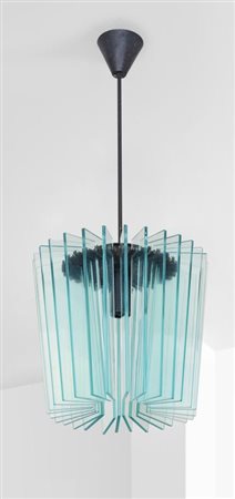 FONTANA ARTE Un lampadario, circa 1960. Ottone laccato, cristallo molato....