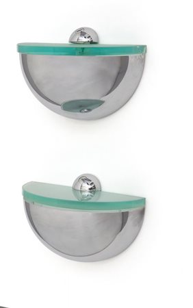 FONTANA ARTE Due lampade a parete, 1966. Ottone cromato, cristallo di forte...