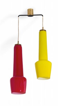STILNOVO Una lampada a sospensione, anni '60. Ottone, vetro incamiciato,...
