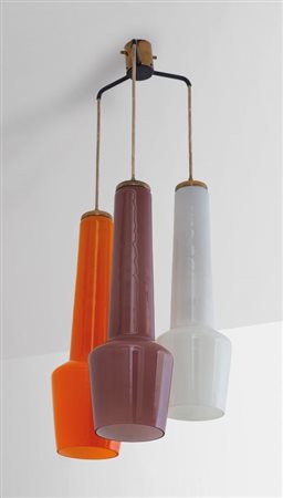 STILNOVO Una lampada a sospensione, anni '60. Ottone, vetro incamiciato....