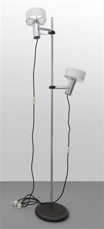 STILNOVO Una lampada da terra, anni '60. Acciaio cromato, lamierino...