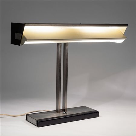 STILNOVO Una lampada da tavolo "8060", anni '60. Lamierino nichelato...