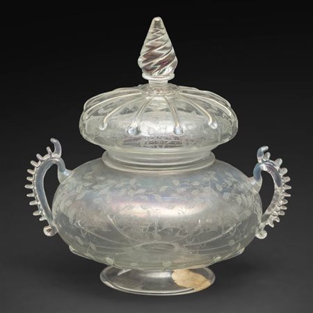 MURANO, anni '20. Un vaso biansato con coperchio in cristallo iridato, inciso...