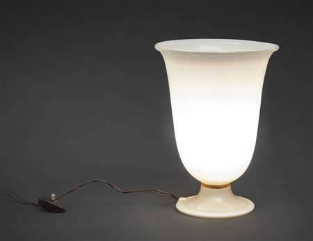 VENINI, circa 1930. Una lampada da tavolo in vetro incamiciato. Altezza cm 30.