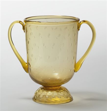 VITTORIO ZECCHIN, CAPPELLIN VENINI & C. Un vaso biansato in vetro ambra con...