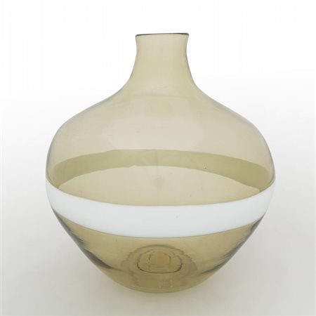 MAZZEGAUn vaso in vetro paglierino con fascia in vetro lattimo, anni '60....