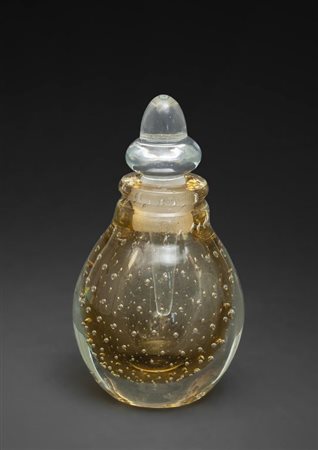 CARLO SCARPA, VENINIUn flacone in cristallo, vetro ambra a bolle, circa...