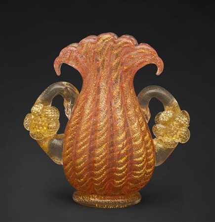 BAROVIER E TOSOUn vaso biansato in vetro cordonato oro color rubino, con...
