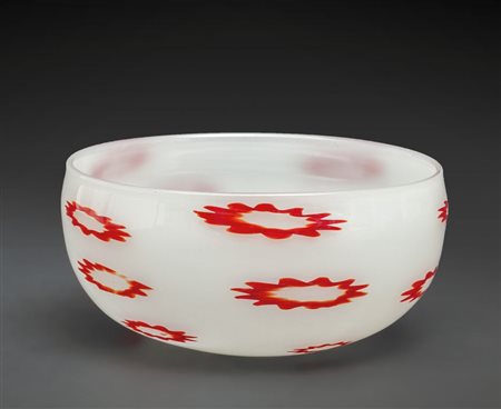 MURANO, circa 1930.Una coppa in vetro opalino bianco iridato con murrine a...