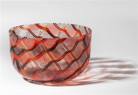 JAMES CARPENTER, VENINIUna coppa di vetro a canne incrociate rosse e...