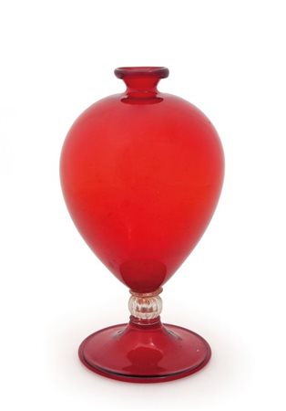 VITTORIO ZECCHIN, VENINI Un vaso "Veronese" in vetro rosso, circa 1950....