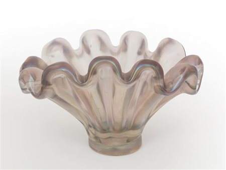 ERCOLE BAROVIER, BAROVIER & TOSOUn vaso con corpo sagomato a ventaglio a...