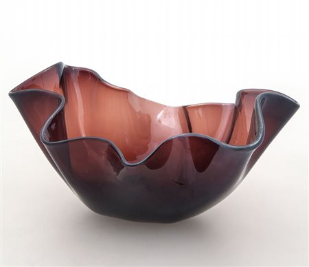 FULVIO BIANCONI, VENINIUn vaso fazzoletto in vetro ametista, modello 4241,...