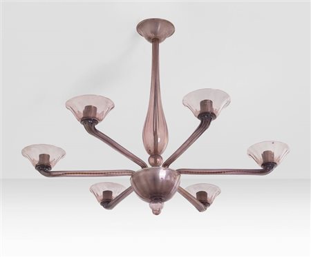 VENINI & C. Un lampadario a sei luci, circa 1930. Vetro trasparente ametista....