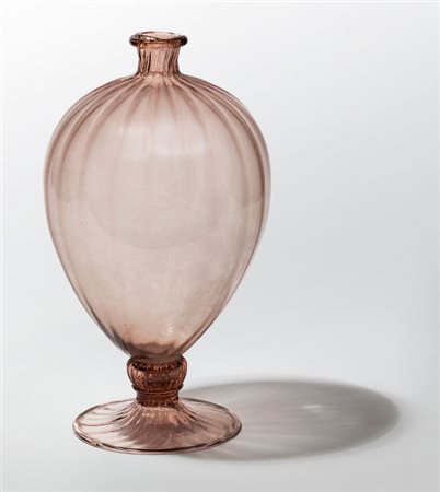 VITTORIO ZECCHIN, CAPPELLIN VENINI & C. Un vaso Veronese costolato in vetro...