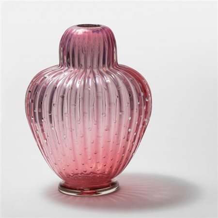 ARCHIMEDE SEGUSOUn vaso in vetro rubino a bolle e costolato, 1955.Altezza cm 33.