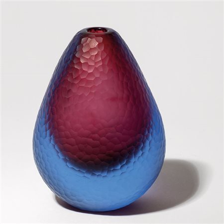 MURANO, anni '40. Un vaso in vetro sommerso battuto. Altezza cm 13,5