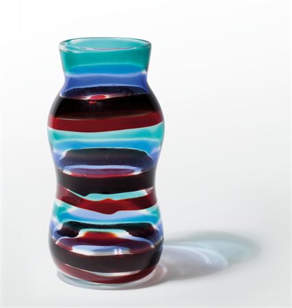 Un vaso in vetro a fasce con quattro tonalità di colore, modello 4226, circa...