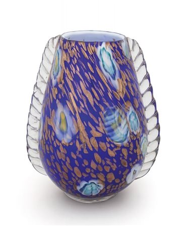 FRATELLI TOSO Un vaso in vetro incamiciato bianco-azzurro con applicazioni...