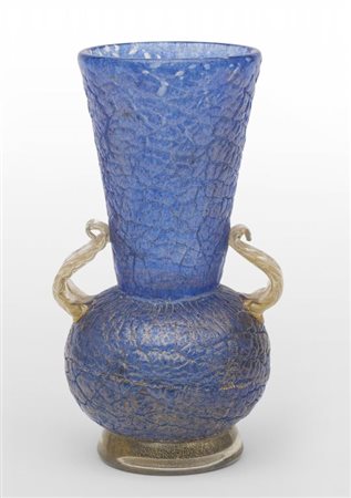 MURANO, circa 1935. Un vaso in vetro azzurro raggrinzito con applicazione di...