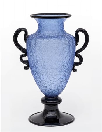NAPOLEONE MARTINUZZI, ZECCHIN MARTINUZZIUn vaso in vetro azzurro con...