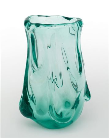 FLAVIO POLI, SEGUSO VETRI D"ARTEUn vaso in vetro verdino con rilievi ottenuti...