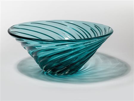 PAOLO VENINIUna grande coppa in vetro verde acqua con costolature ritorte,...