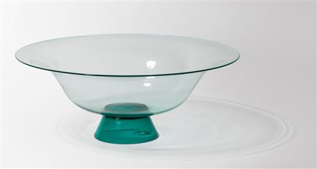TOMMASO BUZZI, VENINIUna coppa in vetro trasparente verdino con base in vetro...