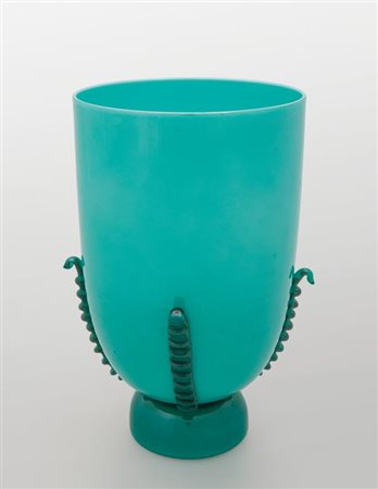MURANO, circa 1925. Un vaso in vetro incamiciato verde con applicazioni. Tre...