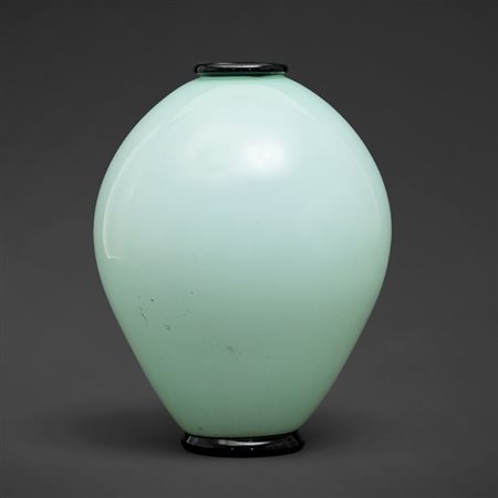 BAROVIER, SEGUSO, FERROUn vaso incamiciato con base e collo in pasta di vetro...