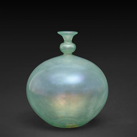 VITTORIO ZECCHIN, MVM CAPPELLINUn vaso in vetro verdino iridato, circa 1925....