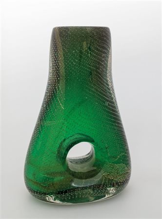 FLAVIO POLI, SEGUSO VETRI D'ARTEUn vaso forato, in vetro verde sommerso a...