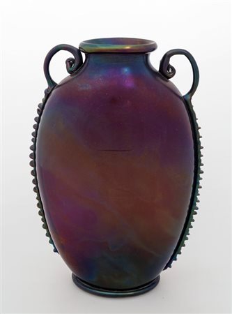 VETRERIA ARTISTICA BAROVIERVaso biansato, nero iridato, circa 1915.Altezza cm...