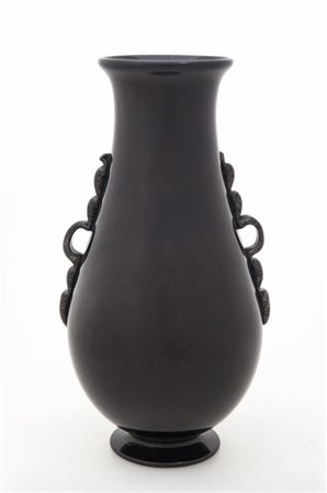 NAPOLEONE MARTINUZZI, VENINI. Un vaso in vetro nero, modello 3290, 1930....