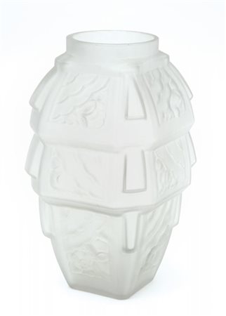 MULLER FRERES Un vaso, inizi '900. Vetro soffiato in stampo. Marcato "Muller...