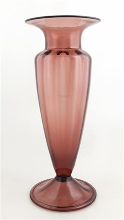 MURANO, anni "20Un vaso costolato in vetro soffiato trasparente ametista....