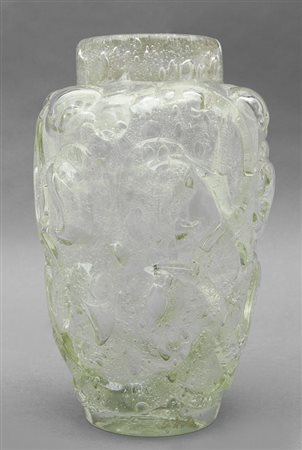 PRODUZIONE FRANCESE, anni "30. Un vaso in cristallo a bolle con applicazioni....