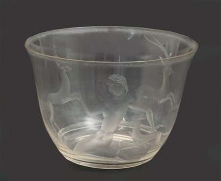 UNA COPPA IN CRISTALLO CON INCISIONI, ann"30. Altezza cm 12,5, diametro cm 18.