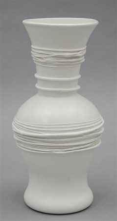 MURANO, anni "30Un vaso in pasta vitrea bianca con filamenti applicati....
