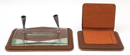 UN SET DA SCRIVANIA, anni '50, composto da uno stiloforo di cristallo molato...