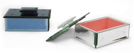 DUE SCATOLE PORTAGIOIE, anni "50. Cristallo colorato decorato alla ruota e...