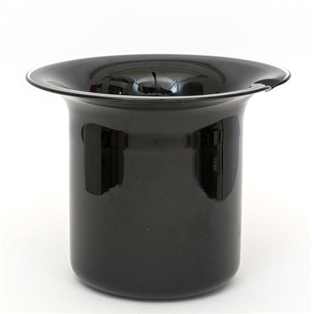 UN VASO IN VETRO NERO, anni '60. Altezza cm 25, diametro cm 32.